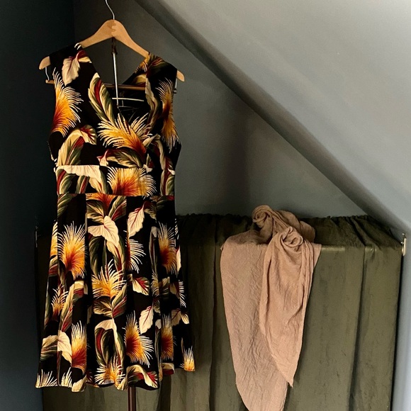 Meg 100% Linen Vintage Dress - Picture 2 of 5